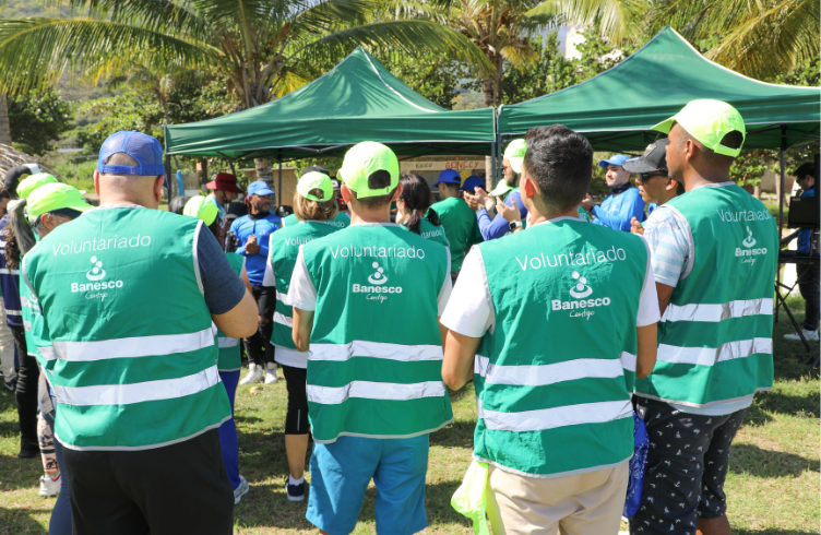 Voluntarios Banesco participaron en jornada de limpieza de playa en La Guaira